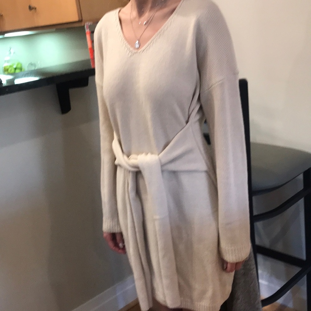 Sweater dress with tie